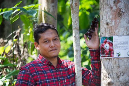 Mohammad Hanif Wicaksono: Penjaga Harta Pusaka Buah Endemik Kalimantan