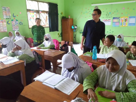 Pemuda Asal Semarang Ini Bawa Sekolah Gratis SD Darussalam dari 7 Siswa Jadi Ratusan Siswa