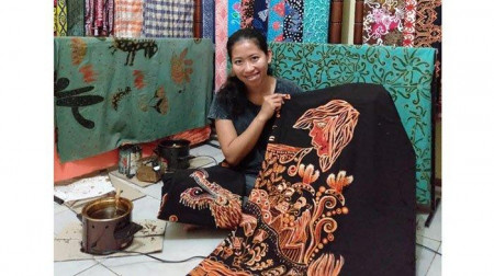 Hambatan Tak Menghalangi Priska Produktif Kembangkan Batik Budaya Singkawang