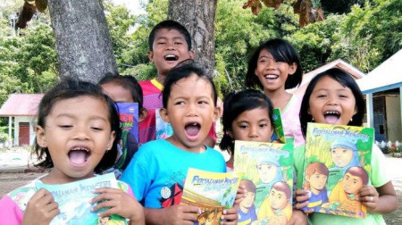 Bangun Literasi Generasi Muda Daerah Konflik, Poso Babaca Sebar Perpustakaan Kardus ke Penjuru Poso