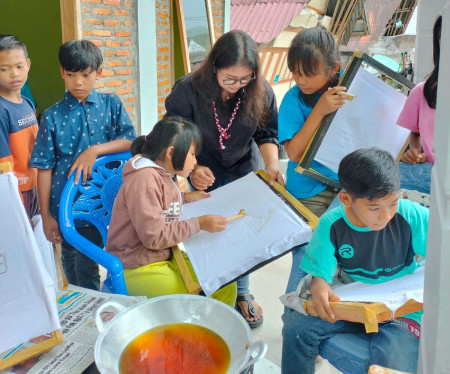 Cegah Kelangkaan, Anjani Membangun Bibit-Bibit Pembatik Cilik di Pelosok Nusantara FEATURE Admin December 31, 2022 0