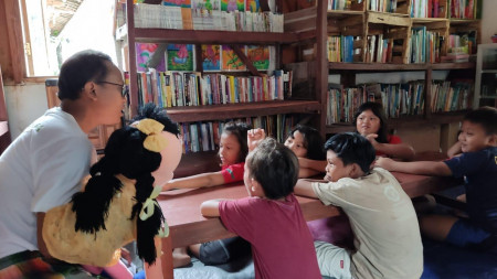 Pegiat Literasi Boneka  Pustaka Bergerak Penuh Perjuangan Dalam Keterbatasan