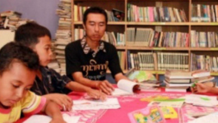 Misi Mulia Bantu Anak-anak Buta Huruf, Eko Cahyono Dirikan Perpustakaan Gratis