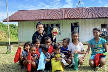 Eklin Amtor de Fretes, Mendongeng untuk Menyatukan Maluku