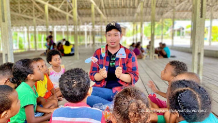 Guru Literasi Anak-Anak Papua Barat